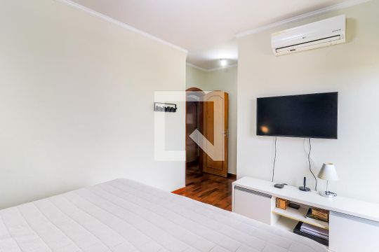 Comprar apartamento mobiliado em Campo Belo: 5 quartos, 4 suítes, varanda e closet. — Suíte 1