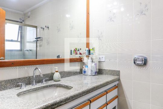 Comprar apartamento mobiliado em Campo Belo: 5 quartos, 4 suítes, varanda e closet. — Banheiro da Suíte 3
