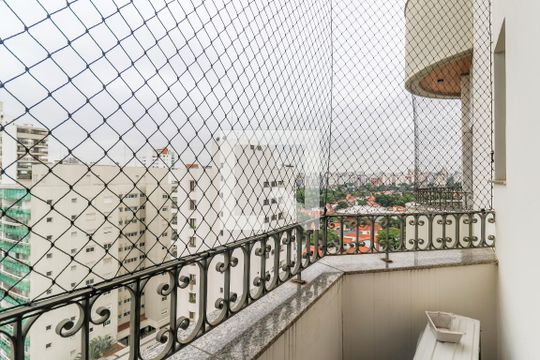 Comprar apartamento mobiliado em Campo Belo: 5 quartos, 4 suítes, varanda e closet. — Varanda do Quarto