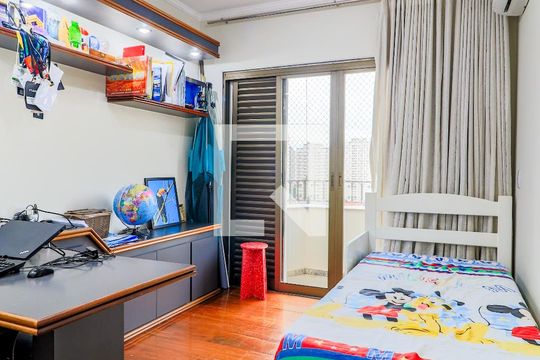 Comprar apartamento mobiliado em Campo Belo: 5 quartos, 4 suítes, varanda e closet. — Quarto