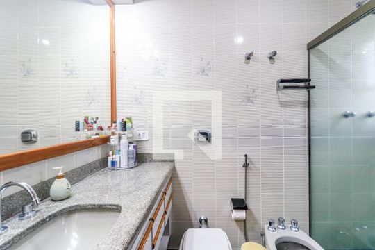 Comprar apartamento mobiliado em Campo Belo: 5 quartos, 4 suítes, varanda e closet. — Banheiro da Suíte 3