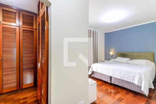 Comprar apartamento mobiliado em Campo Belo: 5 quartos, 4 suítes, varanda e closet. — Closet da Suíte 1