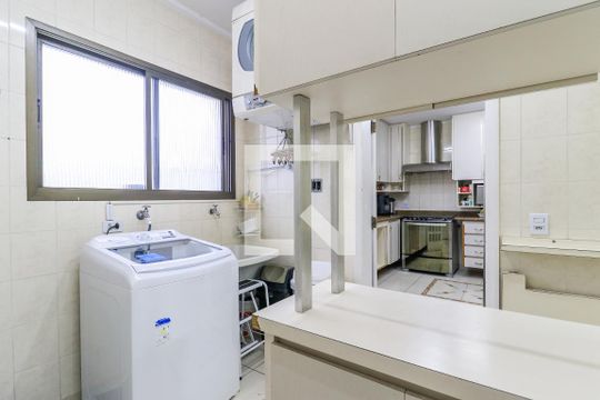 Comprar apartamento mobiliado em Campo Belo: 5 quartos, 4 suítes, varanda e closet. — Área de Serviço
