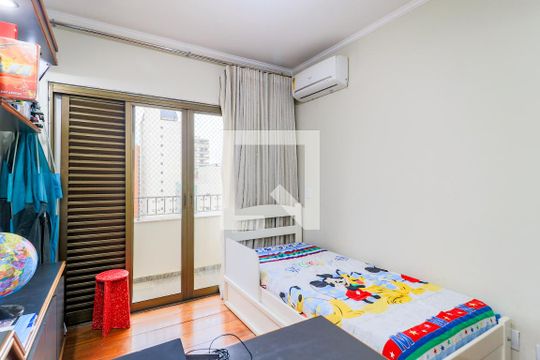 Comprar apartamento mobiliado em Campo Belo: 5 quartos, 4 suítes, varanda e closet. — Quarto