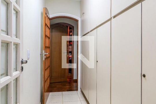 Comprar apartamento mobiliado em Campo Belo: 5 quartos, 4 suítes, varanda e closet. — Despensa