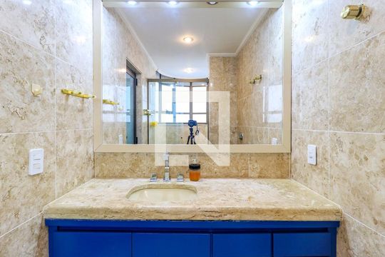 Comprar apartamento mobiliado em Campo Belo: 5 quartos, 4 suítes, varanda e closet. — Banheiro da Suíte 1