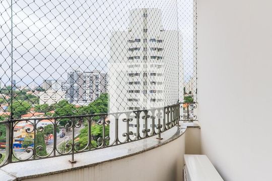 Comprar apartamento mobiliado em Campo Belo: 5 quartos, 4 suítes, varanda e closet. — Varanda da Suíte 1