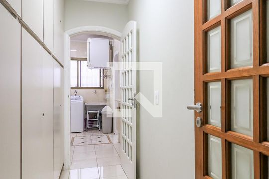 Comprar apartamento mobiliado em Campo Belo: 5 quartos, 4 suítes, varanda e closet. — Despensa