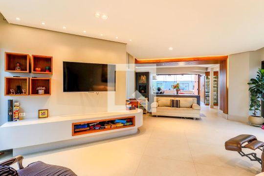Comprar apartamento mobiliado em Campo Belo: 5 quartos, 4 suítes, varanda e closet. — Salão Superior