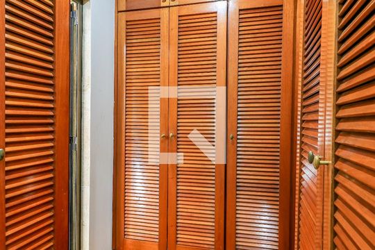 Comprar apartamento mobiliado em Campo Belo: 5 quartos, 4 suítes, varanda e closet. — Closet da Suíte 1
