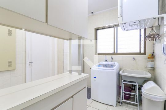 Comprar apartamento mobiliado em Campo Belo: 5 quartos, 4 suítes, varanda e closet. — Área de Serviço