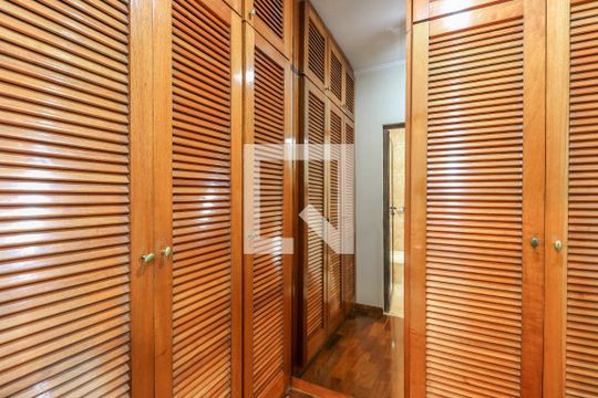 Comprar apartamento mobiliado em Campo Belo: 5 quartos, 4 suítes, varanda e closet. — Closet da Suíte 1