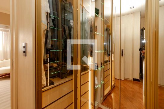 Apartamento à venda em Campo Belo: 3 quartos, varanda, closet, academia e pets permitidos. — Closet da Suíte 2
