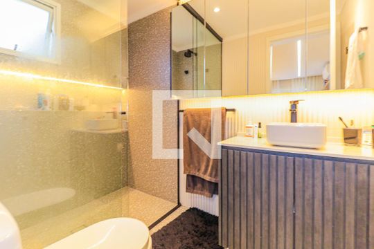 Apartamento mobiliado na Chácara Santo Antônio, 3 quartos, 2 suítes, piscina no condomínio. Ideal para comprar. — Banheiro Suíte 1
