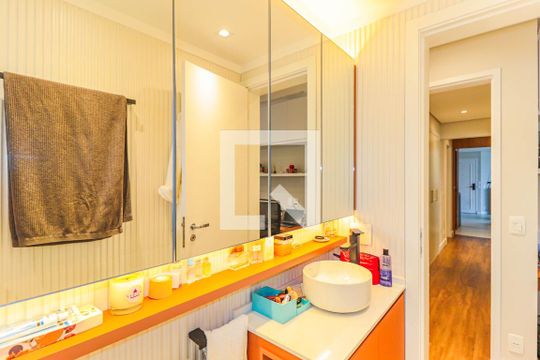 Apartamento mobiliado na Chácara Santo Antônio, 3 quartos, 2 suítes, piscina no condomínio. Ideal para comprar. — Banheiro Suíte 2