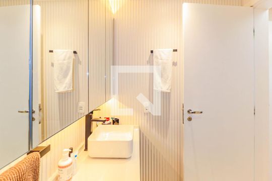 Apartamento mobiliado na Chácara Santo Antônio, 3 quartos, 2 suítes, piscina no condomínio. Ideal para comprar. — Banheiro Suíte 1