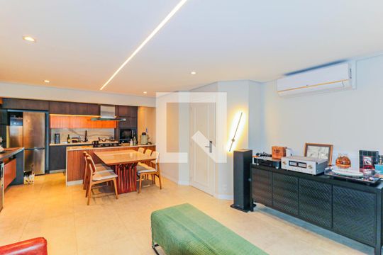 Apartamento mobiliado na Chácara Santo Antônio, 3 quartos, 2 suítes, piscina no condomínio. Ideal para comprar. — Sala