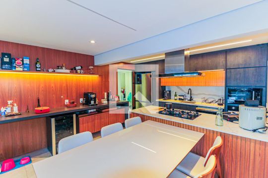 Apartamento mobiliado na Chácara Santo Antônio, 3 quartos, 2 suítes, piscina no condomínio. Ideal para comprar. — Sala de jantar