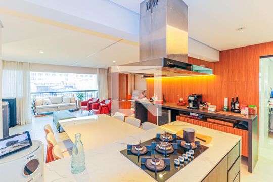 Apartamento mobiliado na Chácara Santo Antônio, 3 quartos, 2 suítes, piscina no condomínio. Ideal para comprar. — Cozinha