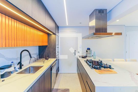 Apartamento mobiliado na Chácara Santo Antônio, 3 quartos, 2 suítes, piscina no condomínio. Ideal para comprar. — Cozinha