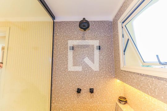 Apartamento mobiliado na Chácara Santo Antônio, 3 quartos, 2 suítes, piscina no condomínio. Ideal para comprar. — Banheiro Suíte 1