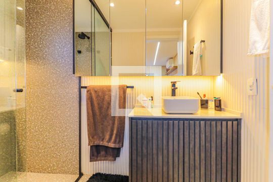 Apartamento mobiliado na Chácara Santo Antônio, 3 quartos, 2 suítes, piscina no condomínio. Ideal para comprar. — Banheiro Suíte 1