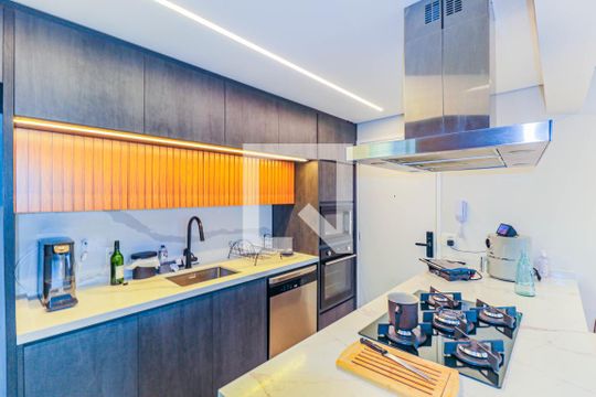 Apartamento mobiliado na Chácara Santo Antônio, 3 quartos, 2 suítes, piscina no condomínio. Ideal para comprar. — Cozinha