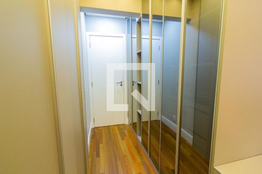 Venda de apartamento mobiliado na Pompeia com 3 suítes e varanda. — Suíte 2