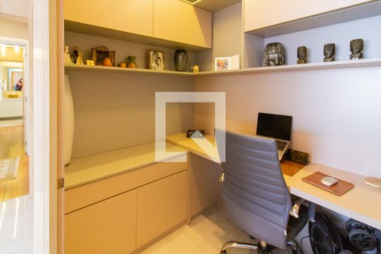 Venda de apartamento mobiliado na Pompeia com 3 suítes e varanda. — Quarto de Serviço