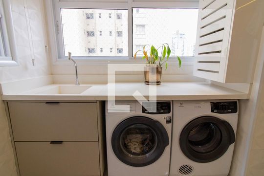 Venda de apartamento mobiliado na Pompeia com 3 suítes e varanda. — Área de Serviço