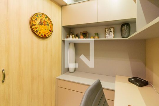 Venda de apartamento mobiliado na Pompeia com 3 suítes e varanda. — Quarto de Serviço