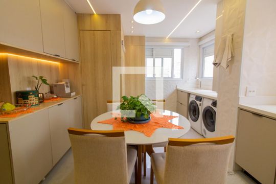 Venda de apartamento mobiliado na Pompeia com 3 suítes e varanda. — Cozinha