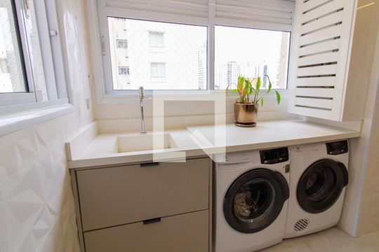 Venda de apartamento mobiliado na Pompeia com 3 suítes e varanda. — Área de Serviço