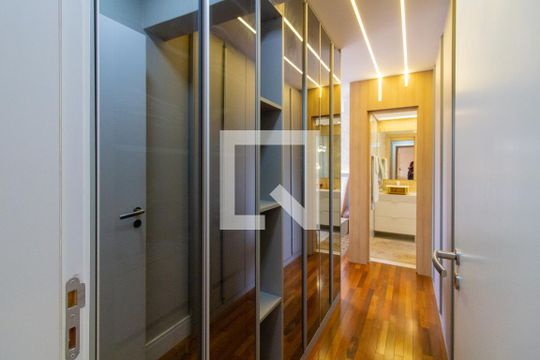 Venda de apartamento mobiliado na Pompeia com 3 suítes e varanda. — Suíte 1