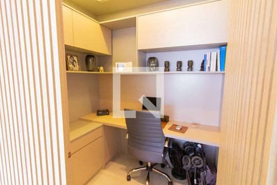 Venda de apartamento mobiliado na Pompeia com 3 suítes e varanda. — Quarto de Serviço