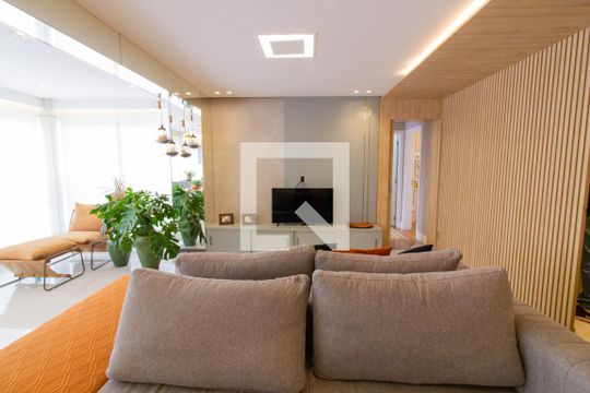 Venda de apartamento mobiliado na Pompeia com 3 suítes e varanda. — Sala