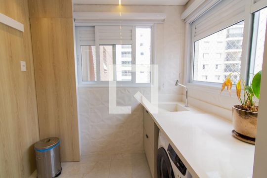 Venda de apartamento mobiliado na Pompeia com 3 suítes e varanda. — Área de Serviço