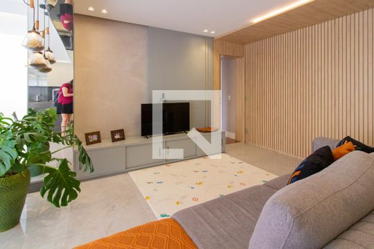 Venda de apartamento mobiliado na Pompeia com 3 suítes e varanda. — Sala