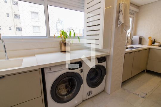 Venda de apartamento mobiliado na Pompeia com 3 suítes e varanda. — Área de Serviço