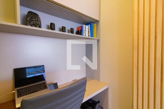 Venda de apartamento mobiliado na Pompeia com 3 suítes e varanda. — Quarto de Serviço