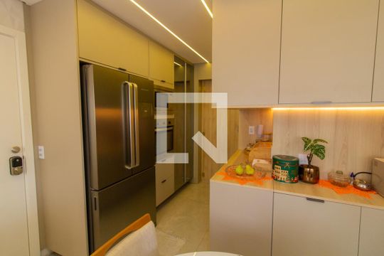 Venda de apartamento mobiliado na Pompeia com 3 suítes e varanda. — Cozinha