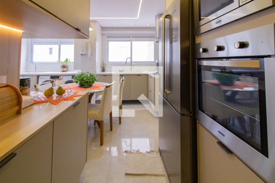 Venda de apartamento mobiliado na Pompeia com 3 suítes e varanda. — Cozinha