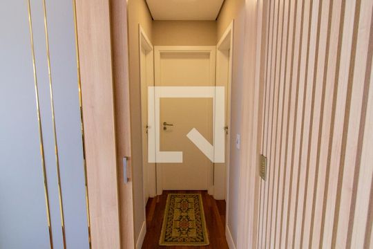 Venda de apartamento mobiliado na Pompeia com 3 suítes e varanda. — Corredor