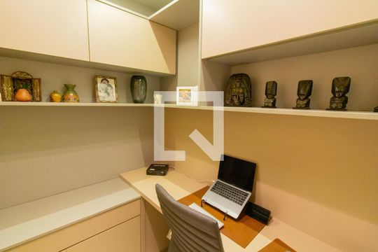 Venda de apartamento mobiliado na Pompeia com 3 suítes e varanda. — Quarto de Serviço