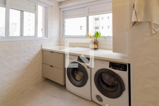 Venda de apartamento mobiliado na Pompeia com 3 suítes e varanda. — Área de Serviço