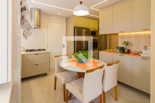 Venda de apartamento mobiliado na Pompeia com 3 suítes e varanda. — Cozinha