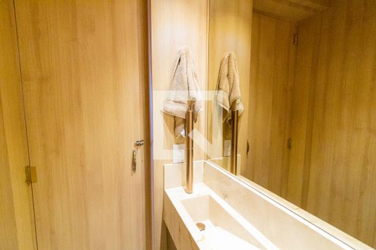 Venda de apartamento mobiliado na Pompeia com 3 suítes e varanda. — Lavabo