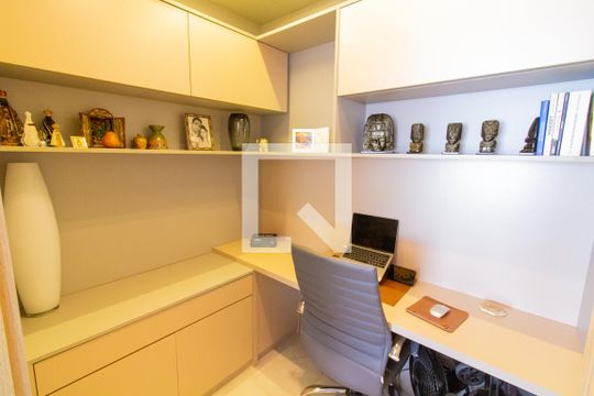 Venda de apartamento mobiliado na Pompeia com 3 suítes e varanda. — Quarto de Serviço