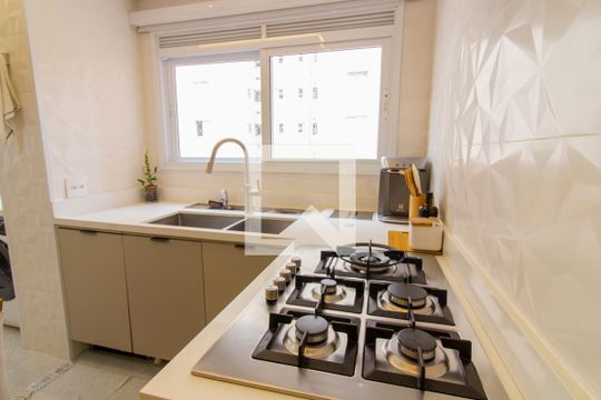 Venda de apartamento mobiliado na Pompeia com 3 suítes e varanda. — Cozinha