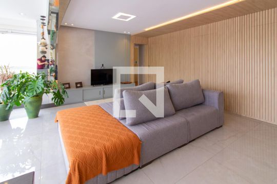 Venda de apartamento mobiliado na Pompeia com 3 suítes e varanda. — Sala